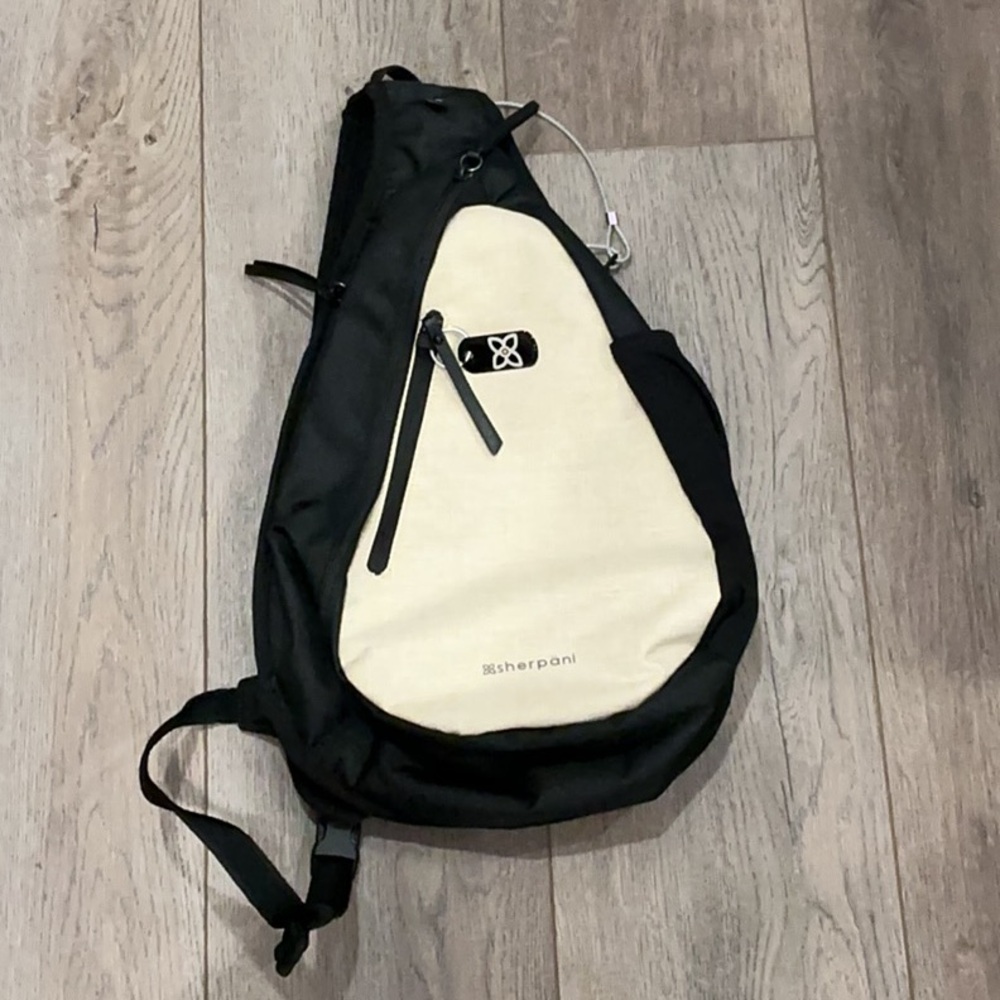 Sherpani Black and Cream Travel Bag